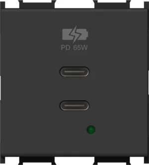 Vgradni USB polnilnik TEM MODUL EM6B z dvema priključkoma USB-C, Power Delivery 65 W, 2M, barva črna mat (soft touch) (EM6BSB-U) – pogled od spredaj